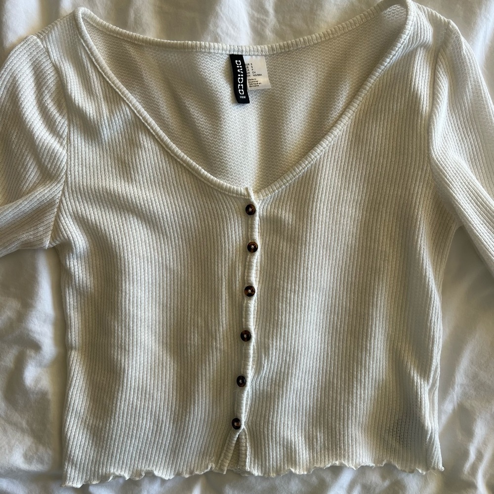 White ribbed and cropped button down cardigan
